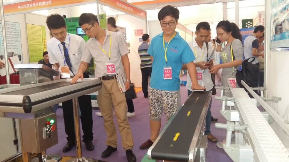 机场安检输送机